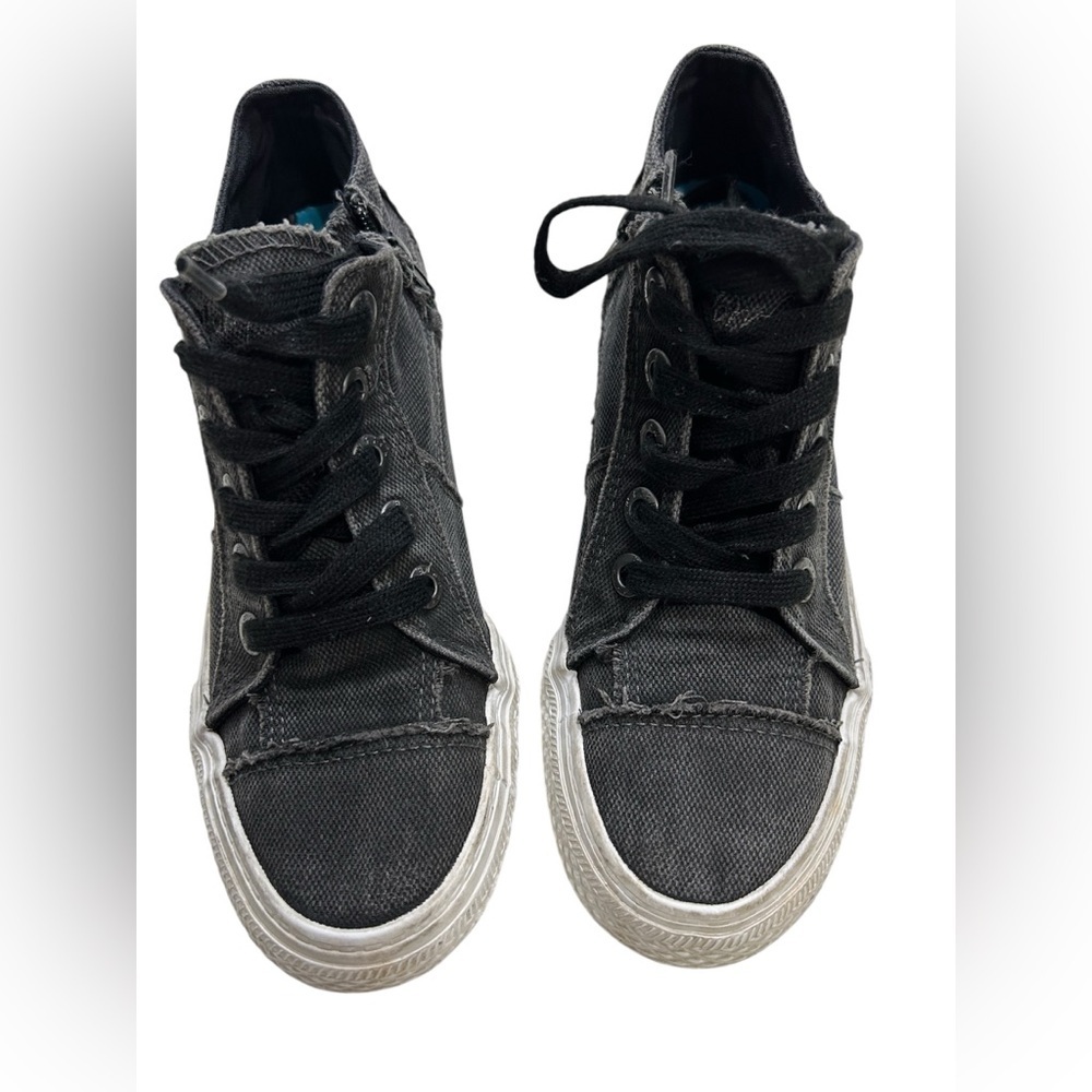 Blowfish Malibu size 8 Black Canvas Sneakers and zipper closures